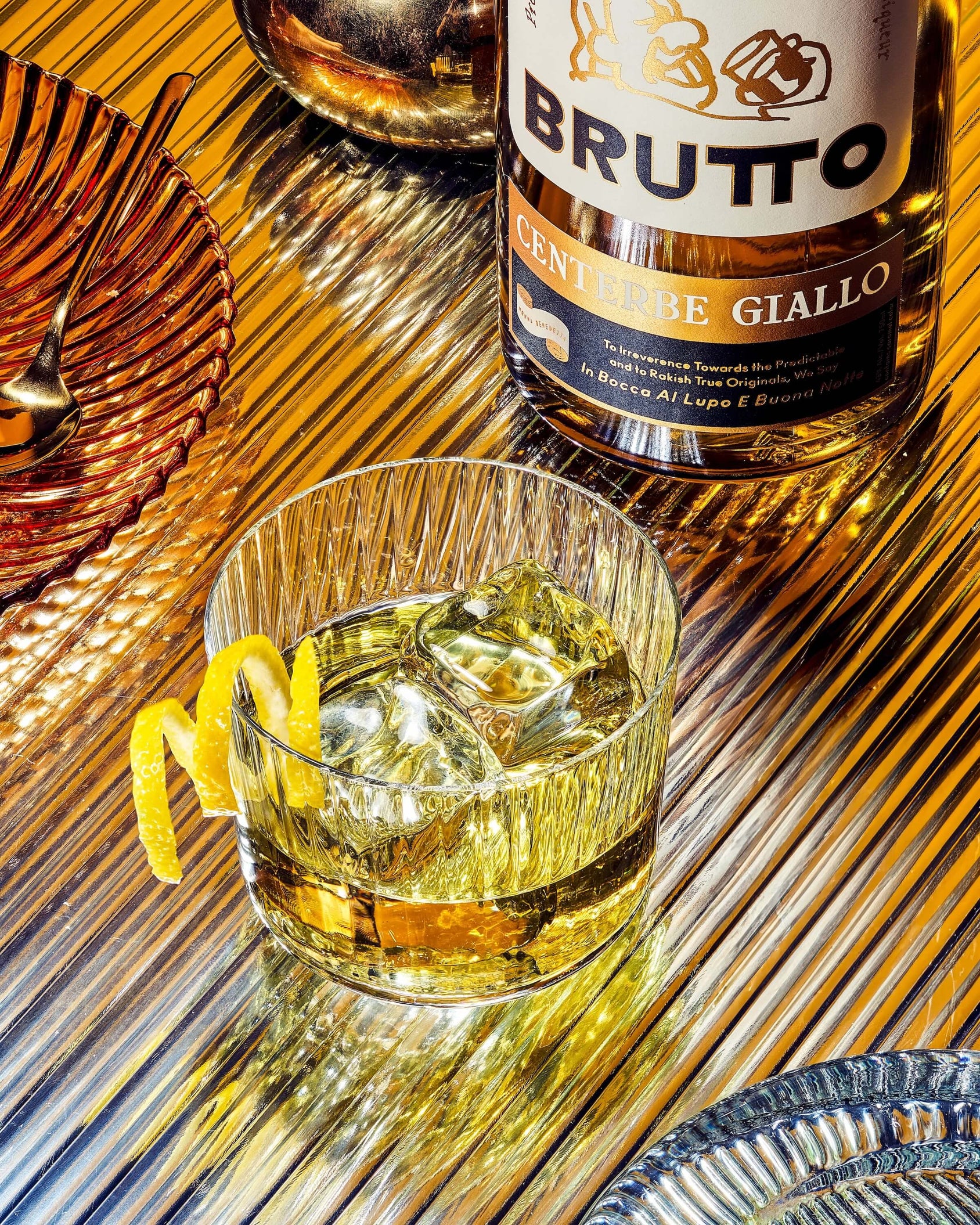 Six Figures with Centerbe Giallo